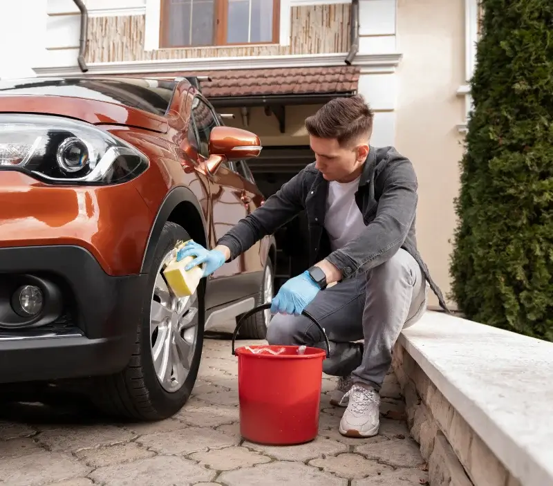 Lavage auto à domicile Clairfontaine : professionnel intervenant sur un véhicule